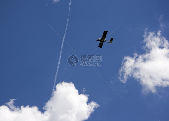 天空中的飞机多云旅行预报季节旅游天气车辆飞行运输云景图片