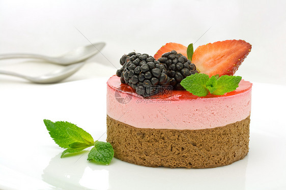 巧克力和草莓蛋糕水果食物甜点奢华薄荷糕点盘子诱惑明胶勺子图片