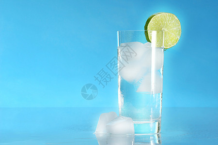一杯冷水口渴飞溅冰水立方体苏打水晶反射冰块玻璃饮料背景图片
