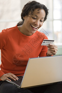 使用信用卡和笔记本电脑的黑人妇女支付收费女孩电子商务金融沟通开支女性卡片商业图片