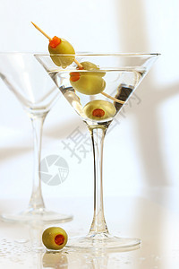 橄榄马提尼酒吧阴影庆典饮料白色烈酒玻璃图片