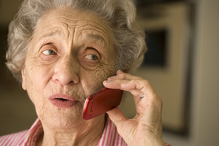 使用手机的老年妇女人员水平皱纹女士通讯白发女性呼唤祖母成人背景图片