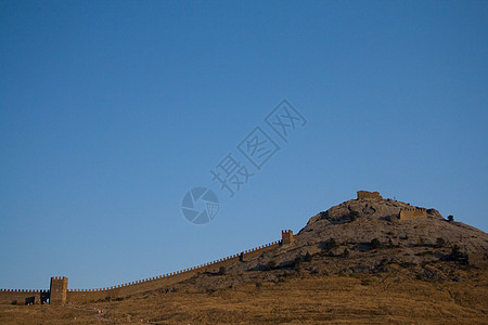 萨达克堡垒全景草原爬坡蓝天要塞图片