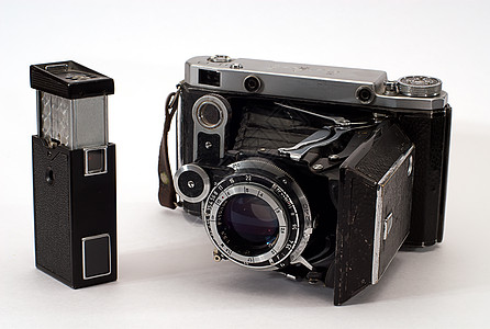 两台旧照相机白色玻璃金属风格快门单反摄影电影光圈古董图片