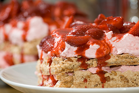 草莓蛋糕甜点食物水果蛋糕红色水果蛋糕图片
