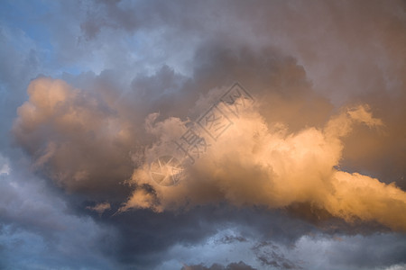 充满云的暴风天空季节戏剧性日落雷雨气候阳光蓝色气象上帝风景图片