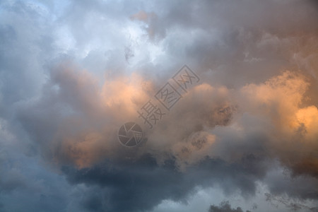 充满云的暴风天空雷雨天气季节气象力量阳光平流层环境风景蓝色背景图片