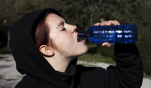 女童饮水饮用水成功训练营养饮食远足帽衫口渴女士运动森林图片