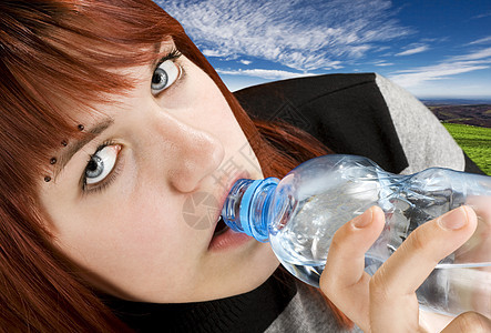 女童饮水饮用水青少年女士白色女孩生活方式口渴瓶子冲孔青年红发图片