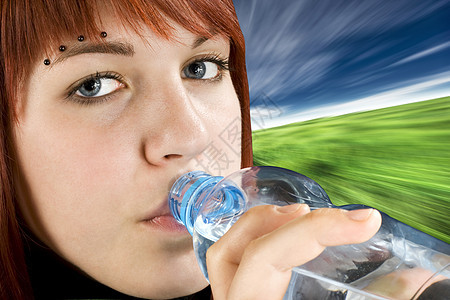 红头饮用水瓶子女孩青年冲孔青少年生活方式红发女士白色口渴图片