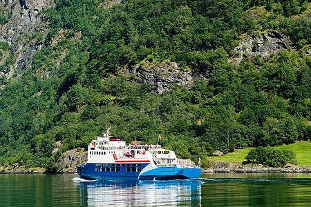 挪威 Sognefjord巡航蓝色邮政渡船游客峡谷海洋力量峡湾风景图片