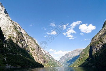 挪威 Sognefjord力量运河天空峡谷陈词滥调渠道海洋蓝色游客邮政图片