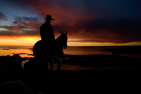 牛仔月轮手表天空围捕荒野橙子男生海洋草原日落爬坡图片