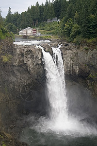 水电厂苔藓游客休息冥想流动力量悬崖公园瀑布面纱图片