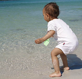 海滩上海洋孩子洗澡儿童假期游泳婴儿阳光玩具图片