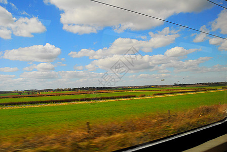 列火车窗口阳光窗户天空速度图片