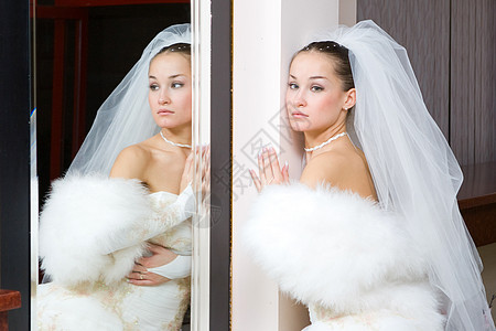 照着镜子的新娘反射女性裙子柔软度快乐幸福面纱庆典女士婚姻图片