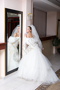新娘和一面大镜子图片