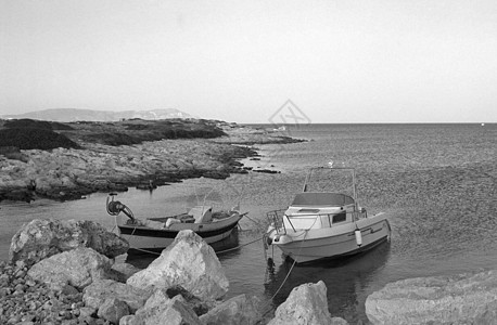Afirartis号船支撑黑与白天空岩石海滩钓鱼白色蓝色日光图片