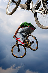 空中自行车山地诡计天空男性青年运动男生赛车风险骑术图片