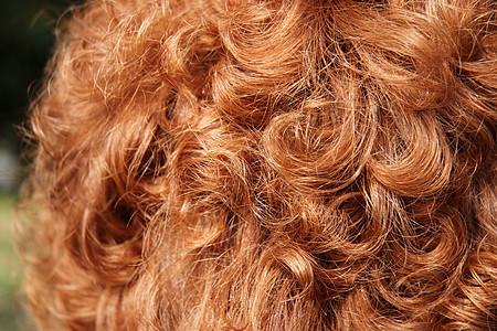 红头头发卷曲女孩女性金黄色红色女士女性化理发橙子背景图片