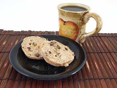 松饼和咖啡杯子葡萄干竹子小吃饮料木头面包食物肉桂白色图片