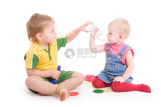 一个小男孩用瓶子给那个小姑娘喝水图片