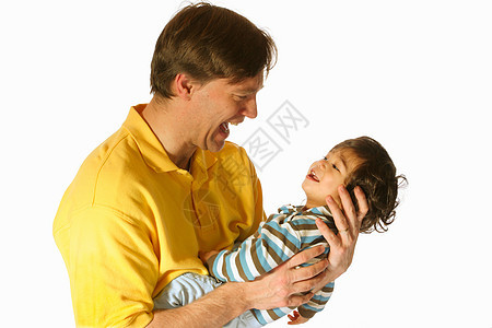 父亲抱着他的儿子白色喜悦精力福利父母爸爸家庭享受男生微笑图片