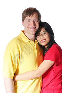多种族夫妇家庭享受微笑拥抱妻子喜悦福利白色精力女性图片