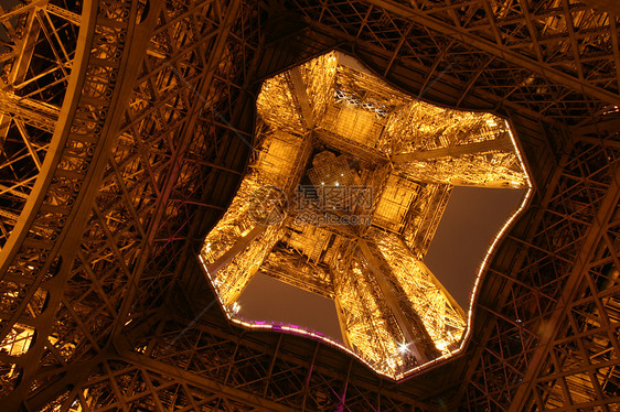 埃菲尔铁塔框架照明纪念碑建筑学建筑地标旅游游客地面紫色图片