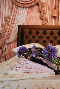 旅馆房间毛巾装饰踏板套房风格玫瑰花瓣周年假期纪念日蜜月枕头图片