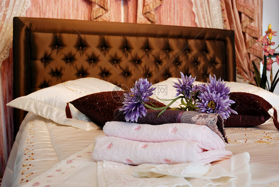 旅馆房间毛巾装饰花瓣奢华婚礼风格蜜月纪念日已婚接吻套房图片
