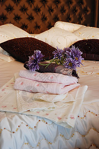 旅馆房间毛巾玫瑰花瓣订婚假期婚礼酒店枕头床头板装饰纪念日蜜月图片
