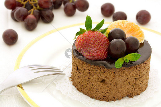 巧克力和水果蛋糕树叶反射水果桌巾奢华食物糕点叶子晚餐薄荷图片