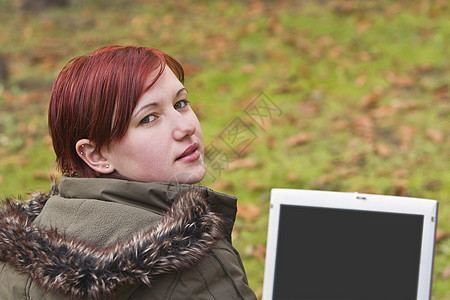 女孩肖像技术监视器红发闲暇学生绿色女性画像青年机动性图片