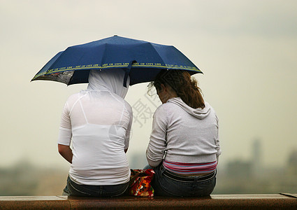 雨伞下女朋友青年女孩们天空阳伞背景图片