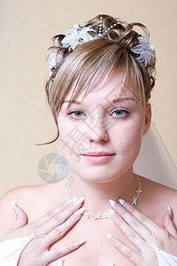 项链在新娘的脖子上女孩嘴唇订婚仪式喜悦庆典女性裙子化妆头发图片
