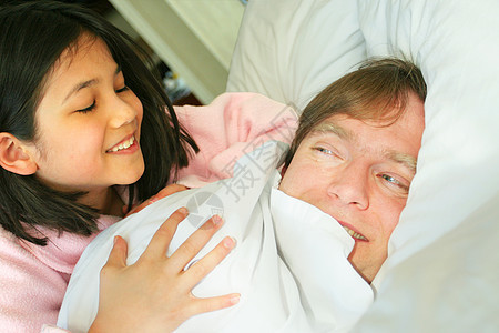 醒醒 爸爸阳光混血家庭床单微笑父母寝具乐趣种族喜悦图片