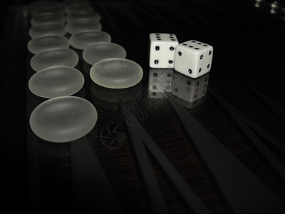 双陆棋游戏木板黑色骰子白色背景图片