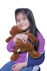 抱着娃娃的手臂折断的小姑娘康复混血棕色童年吊带微笑拥抱孩子玩具医疗图片