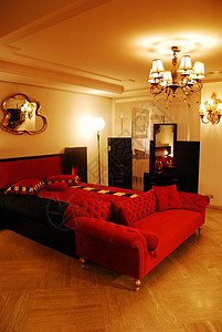 红色的豪华卧室风格住宅小区白色装饰沙发毯子黑色木头公寓枕头图片