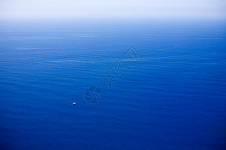 大海中的小船图片