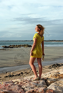 有时我们再相会天空女孩海岸旅行蓝色海滩裙子孤独黄色石头图片