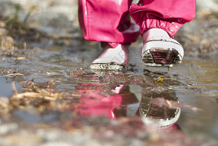 下雨天小孩在水中行走!图片