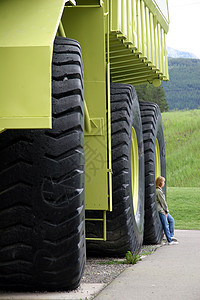 大男人土方路面地球车轮黄色安全卡车山脊矿业图片