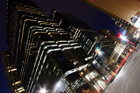 深夜工作技术商业景观建筑学成功摩天大楼玻璃天空高楼图片