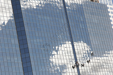 反射玻璃摩天大楼工作窗户暴跌天空劳动清洁工脚手架垫圈图片