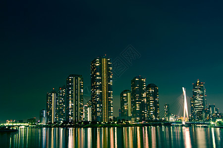 夜间城市天际反射建筑学摩天大楼蓝色窗户图片