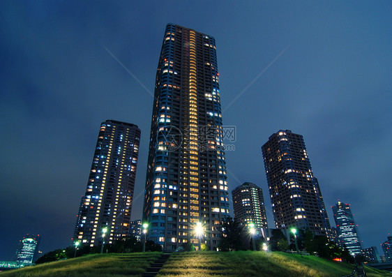 夜间摩天大楼景观蓝色天际水平金属照明城市建筑学图片