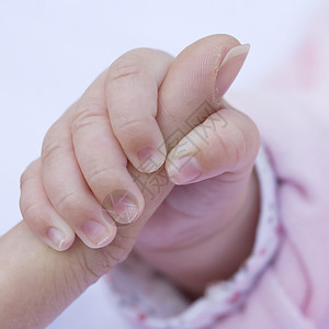 爱婴手粉色孩子指甲婴儿手指背景图片